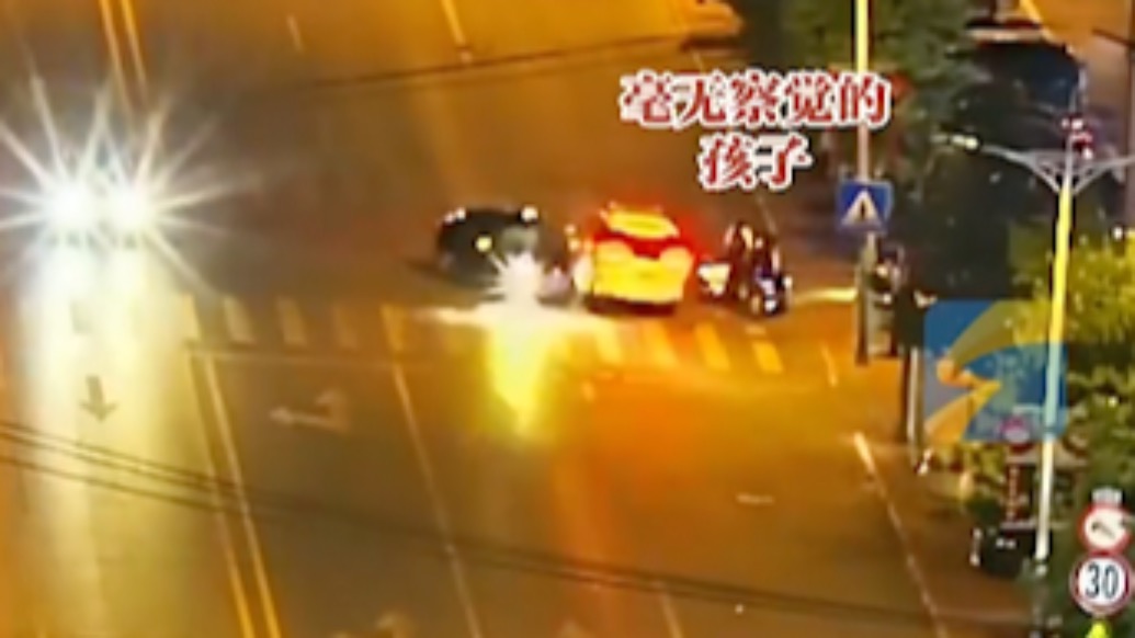 警車一橫救下五位少年！男子開車失控沖向路邊，他們出手了….. 