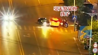 警車一橫救下五位少年！男子開車失控沖向路邊，他們出手了….. 
