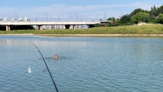 男童遇险仅剩头部露出水面，钓友抛竿救上岸