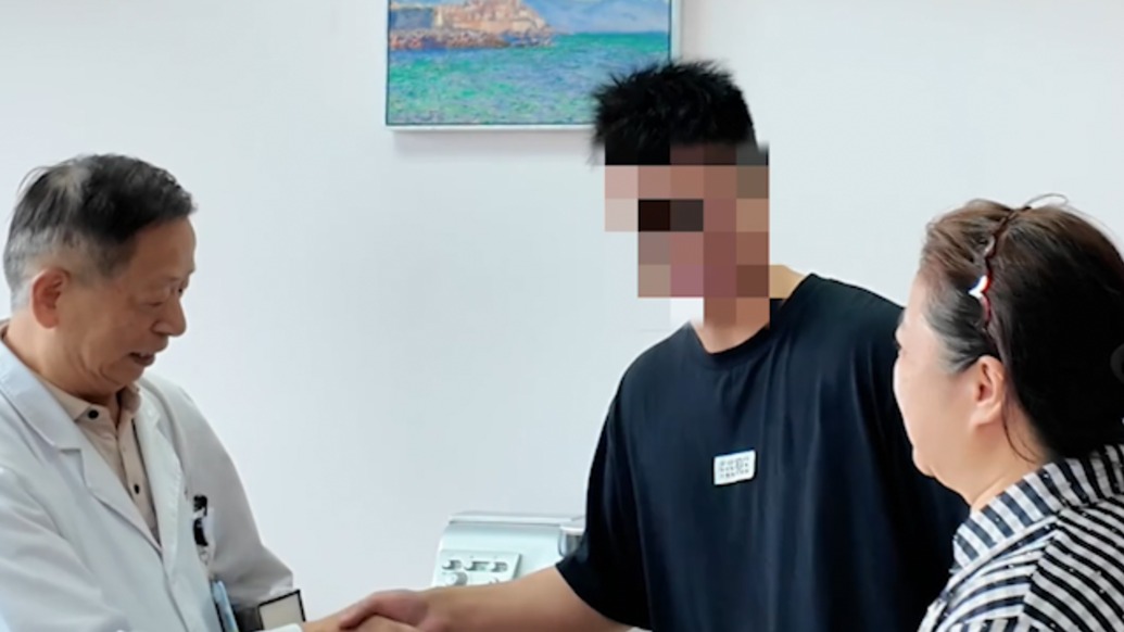 这一次他自己来说谢谢!小伙8个月时患肝母细胞瘤,28年后到上海感谢78岁主刀医生