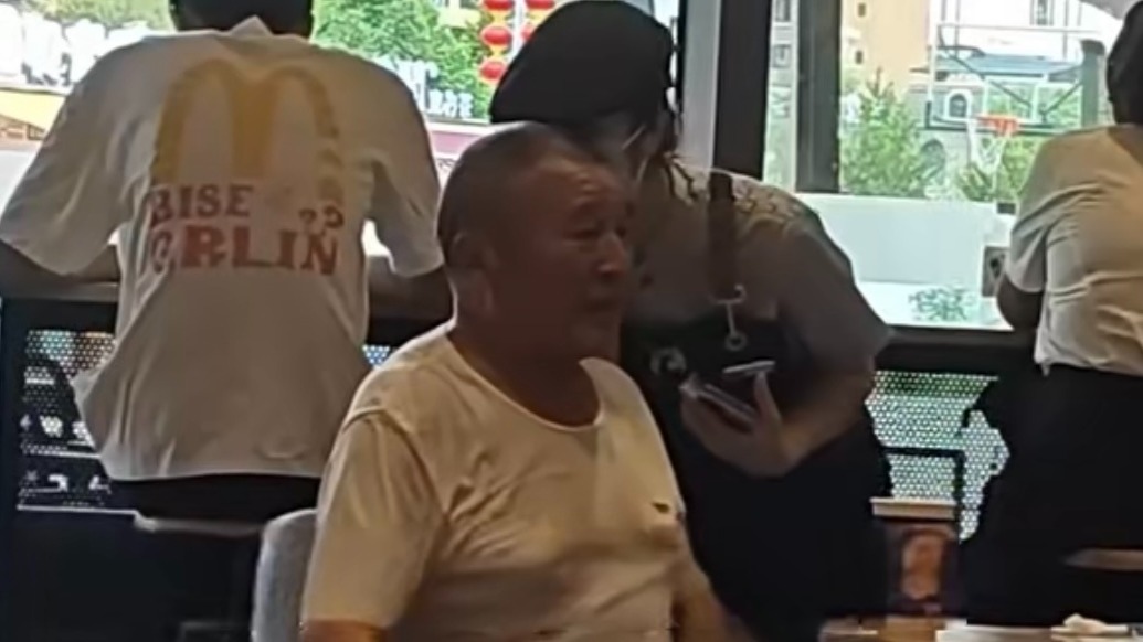 這杯咖啡有點(diǎn)暖！不會(huì)手機(jī)點(diǎn)單的爺爺遇上“天使店員”，小姐姐俯身耳畔講解