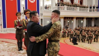 金正恩为援俄海外作战部队指战员亲授表彰，被授官兵感动落泪
