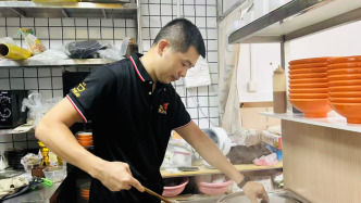 來自餐館老板的13元免單鼓勵(lì)，在深圳求職的女孩：他的善意我們接住了