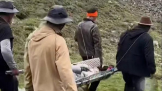 “被村民担架抬下山12小时花6万”引热议：违规登山频发，四川多地试行救援收费