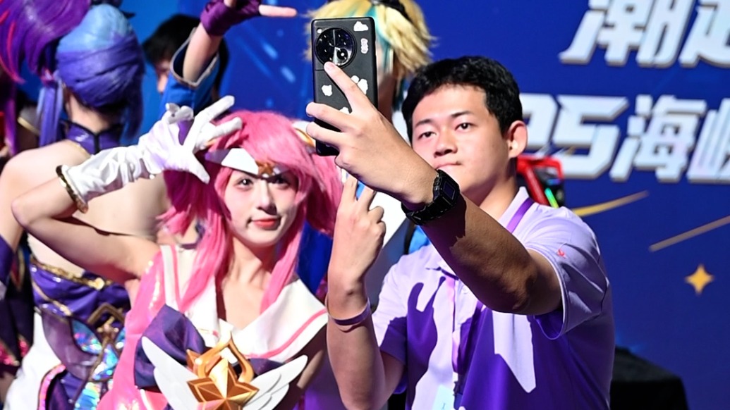 兩岸青年在比拼中結(jié)下友誼，2025海峽兩岸（上海）青年電競(jìng)文化節(jié)落幕
