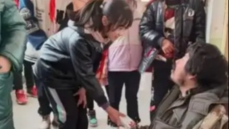 對(duì)話“跪行巨人”胡雷：“我希望我的姑娘一路走好，不再有悲傷”