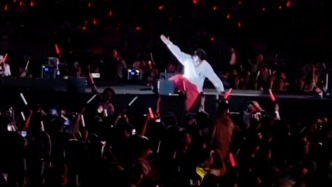 杨宗纬演出中摔下舞台，主办方致歉：已送往最近的重点医院进行全面检查和紧急处理