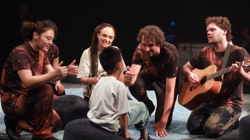 每場只為六位小觀眾唱響，這首“月亮上的歌”治愈又溫暖