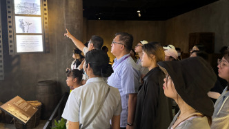 来沪参访台生参观四行仓库纪念馆：“向保家卫国的军人献上最高敬意”