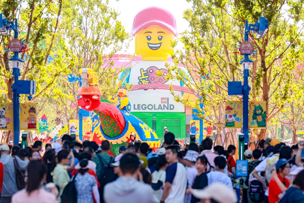 日均客流约6万人次，上海乐高乐园配套商业街人气从何而来？