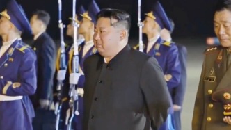 金正恩机场亲迎在俄作战朝军遗体归国，神情悲痛抚棺椁