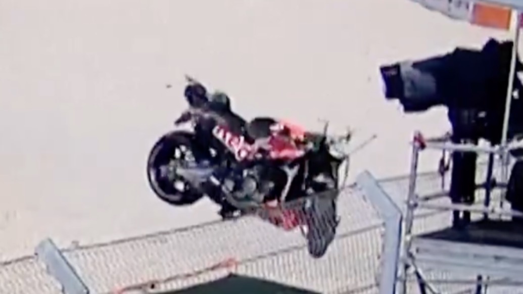 世界摩托車錦標(biāo)賽驚魂一幕：失控賽車飛出賽道50米砸中攝影師