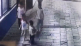 走失幼童遇“小救星”！小朋友牽著小小朋友到派出所求助