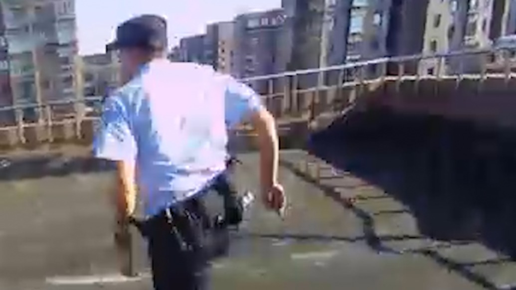 好險(xiǎn)！六旬老漢酒后妄輕生，上海民警一個(gè)飛撲將其拽回