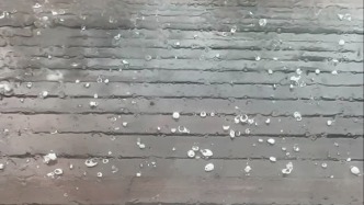 午后上海出現(xiàn)強(qiáng)對(duì)流天氣：浦東局部出現(xiàn)冰雹、氣溫站半小時(shí)降13℃