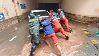 云南富民县遭强降雨一小区车库被淹：抽水机器人抽排30小时