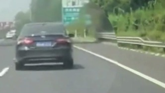 司機(jī)接電話車(chē)輛左右搖擺，交警攔下批評(píng)教育：不能出事了再去哭