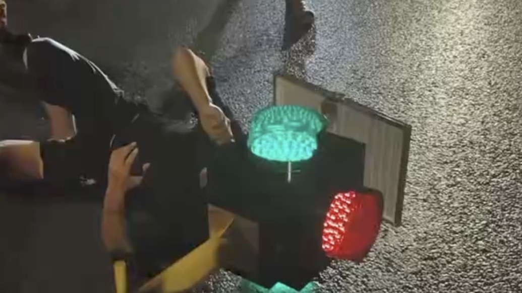 頭剛好卡進(jìn)燈柱！男子騎車一頭撞上臨時(shí)紅綠燈，消防破拆40分鐘把他救出