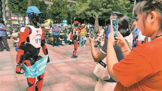 深圳机器人城管上岗，成功劝离流动摊贩：被它盯着有点好笑