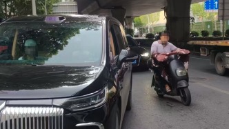 武漢一男子拍攝違章占道遭搶奪手機(jī)毆打，警方：不構(gòu)成輕微傷，批評(píng)違章者并罰款500元