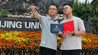 畢業(yè)20年，“學長”爸爸陪著“學弟”兒子回母校報到