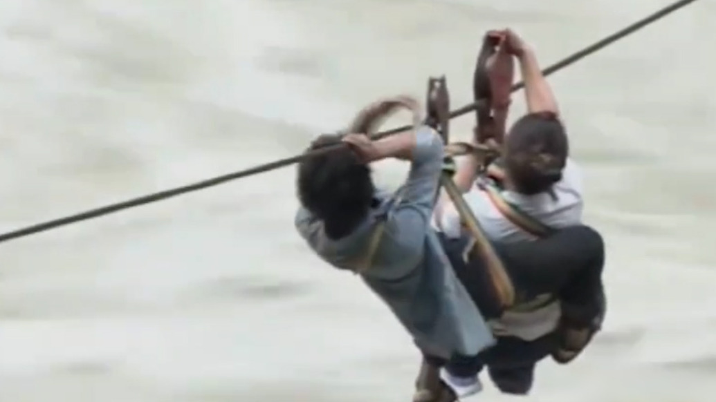 西藏姑娘考出大山又回到大山做老師，溜索渡江勸回一個(gè)個(gè)學(xué)生