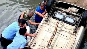 電動四輪車倒扣墜河，警民合力救出被困司機