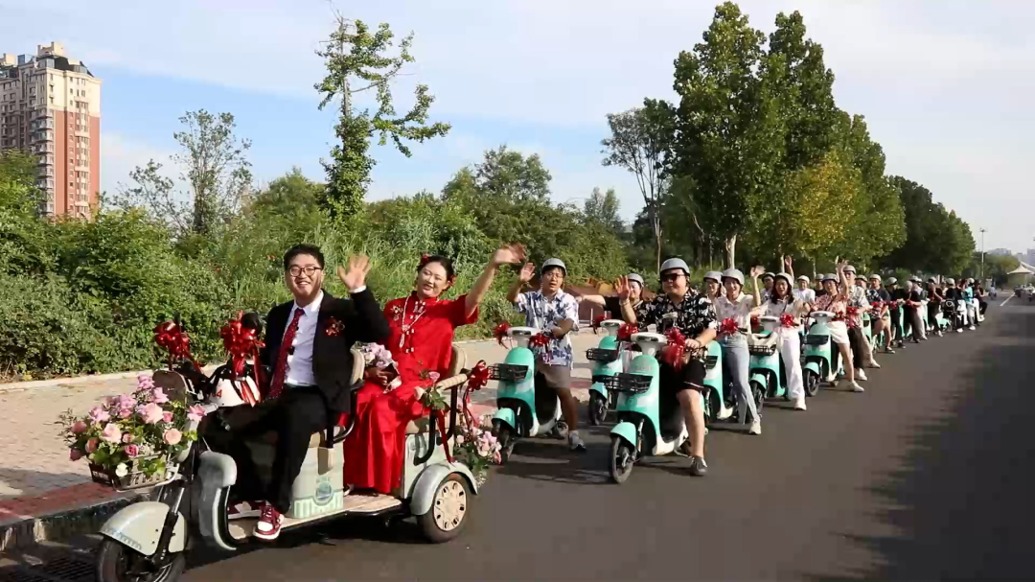 共享電動(dòng)車接親隊(duì)很“拉風(fēng)”！新人：節(jié)省的婚車費(fèi)可以用在其他地方