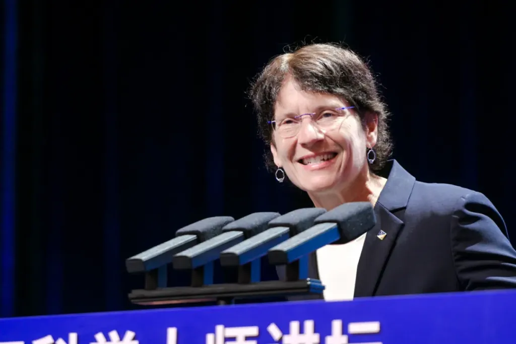 诺奖得主答上海中学生：化学前期“无趣”的学习，恰似运动员的基础训练