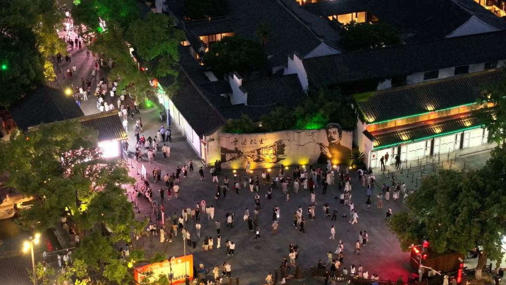 鲁迅纪念馆负责人：“先生抽烟是事实存在的，也是他生活中的一部分，为什么要去改变它呢？”