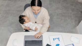 人民日報評論：職場媽媽育兒難，誰來看見誰來幫忙？