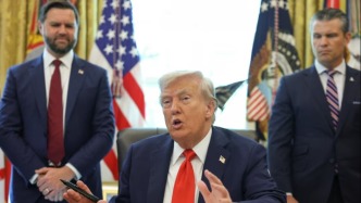 特朗普簽署多項行政令，褻瀆美國國旗將被起訴