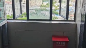 湖北孝昌3岁女童从16楼电梯走道坠亡，家属质疑窗台低、灭火器箱乱摆等