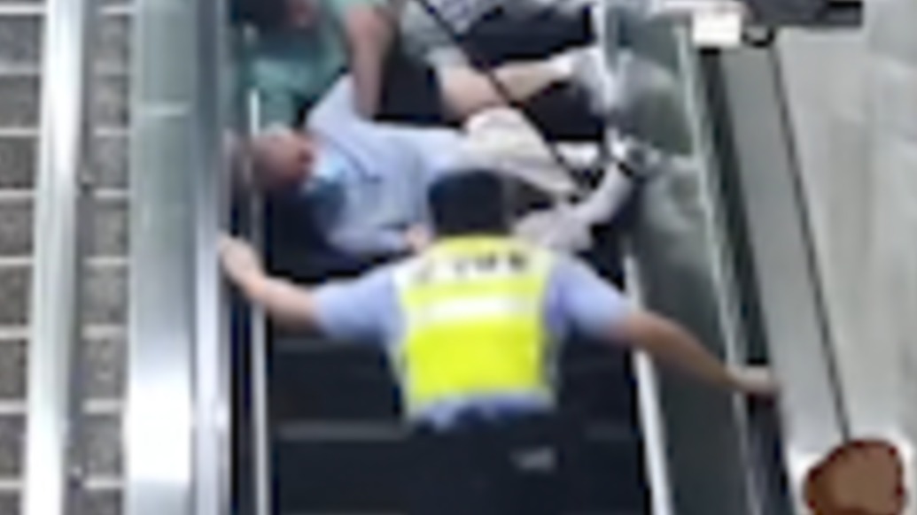 小心！老人在扶梯上摔倒，上海軌交輔警和熱心市民一起出手
