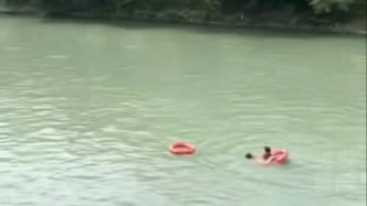 一男子不慎落水，女服務(wù)員跳河救了人才哭著說(shuō)好怕