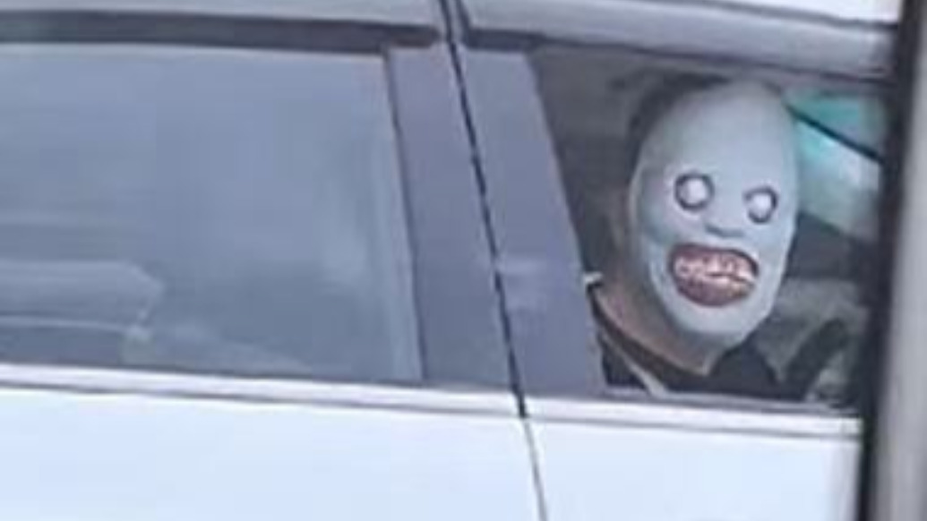 高速有人戴恐怖面具故意嚇來往車輛，交警：已關(guān)注，正在處理