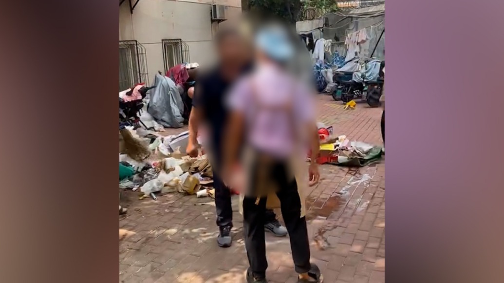 老人在小区公共区域堆满垃圾物业强制清理?社区工作人员:多次劝诫无果