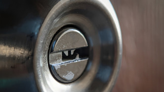 马上评丨天价开锁，“特种行业”不能套路满满