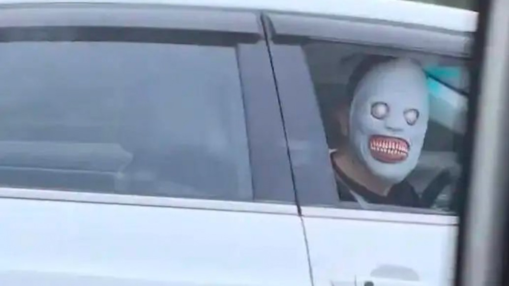 高速上有人戴面具故意恐嚇他人？知情人士回應并非有意嚇人，交警已介入