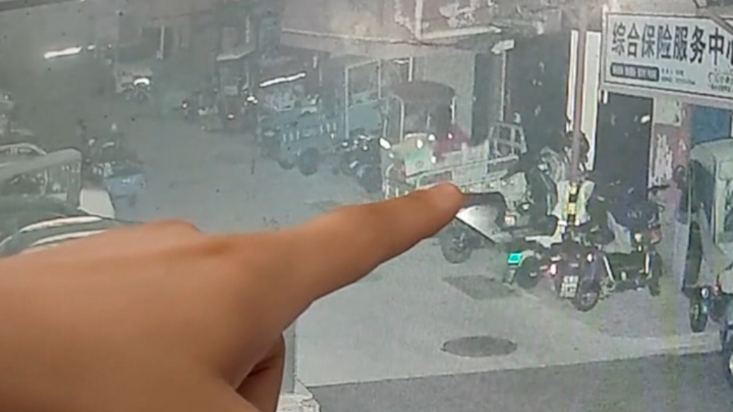 戴著假發(fā)穿著妻子的衣服，男子男扮女裝凌晨流竄行竊