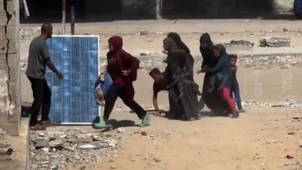 加沙民眾逃亡畫面曝光:槍聲中有人摔倒被拖拽入樓中避難