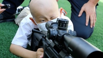 8岁抗癌宝宝想当“神枪手”，特警帮她圆梦鼓励要“像打枪一样打掉病魔”