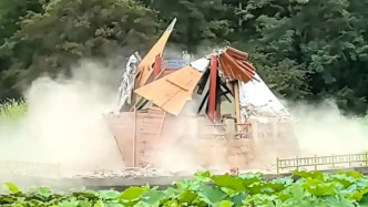 青島一公園涼亭突然“崩塌”：無傷亡，去年9月底剛修繕完畢