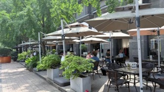 提升“烟火气”，上海发文规范外摆位设置：重要节日期间延长经营时间