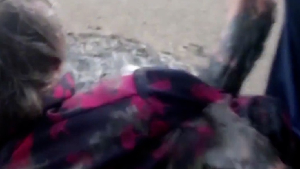 老人跌进淤泥塘不断下沉,民警徒手刨泥救人