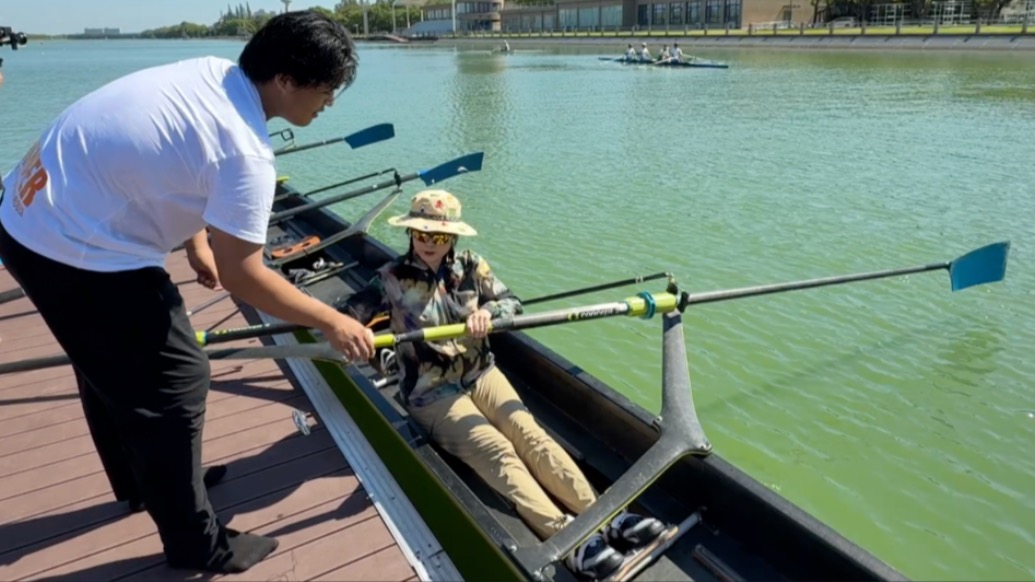 上海賽艇世錦賽臨近，看記者們上艇打卡體驗(yàn)