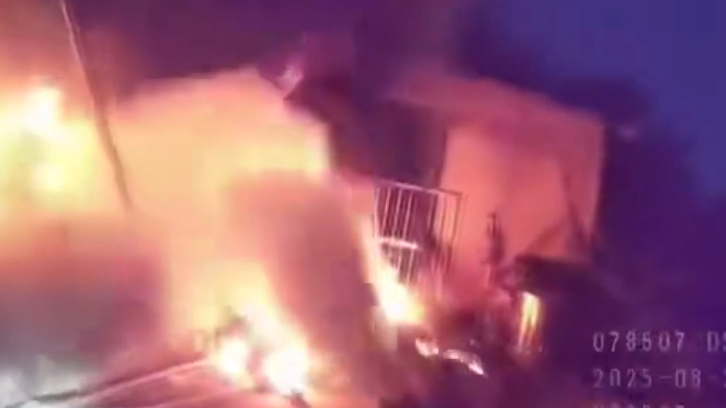 兩次沖入火場(chǎng)救出群眾，民警吸入濃煙暈倒