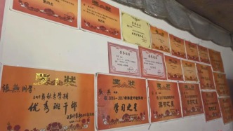 12年前“带父乞讨”的四川女孩考上大学，称毕业想回家乡当老师