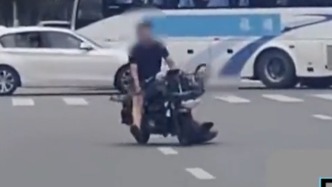警方通報“男子騎電動車拖行女子”：兩人因行車讓行起沖突，男子被拘留