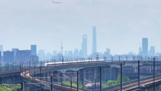 高铁穿梭间与上海“三件套”同框，尽显都市与速度之美